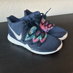 Boys Nike Kyrie 5s Galaxy Blue size 4